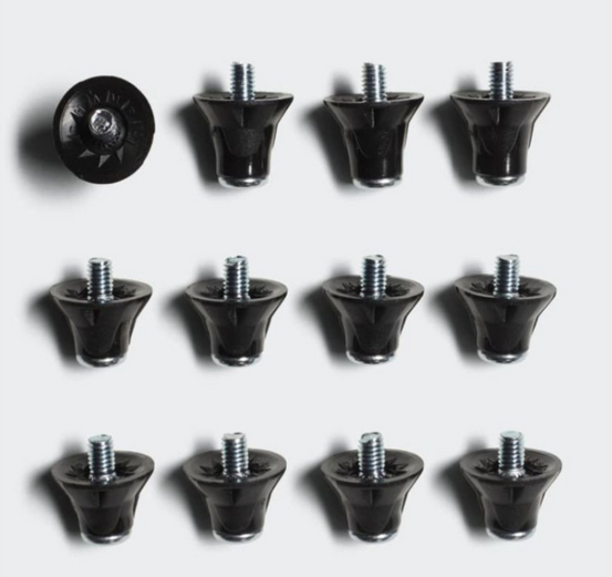 Nylonové kolíky Adidas s kovovými špičkami